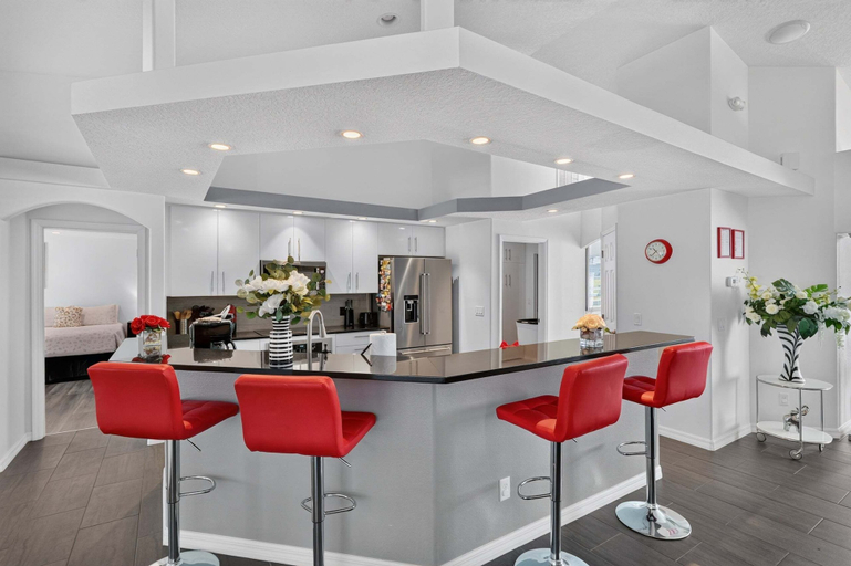 Food & Drinks 4, Stunning Executive Ruyper 4 Bedroom Home by RedAwning, Citrus