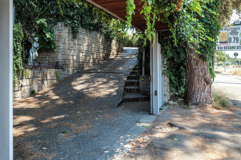 Exterior detail 3, Appartamento in Villa con giardino, Rome