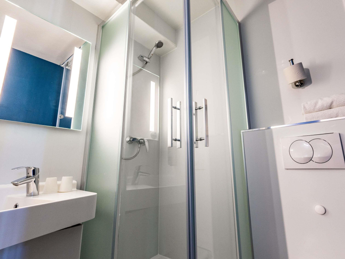 Bathroom 4, ibis budget Chambéry Centre Ville, Savoie