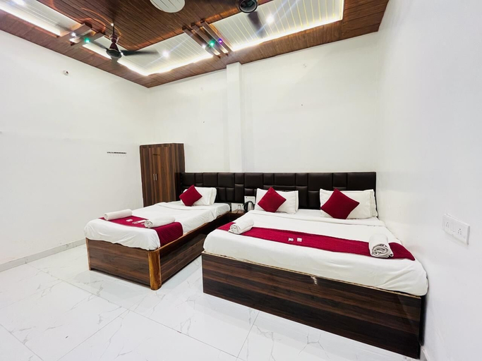 Room 5, Roomshala Shreeji Palace, Faizabad