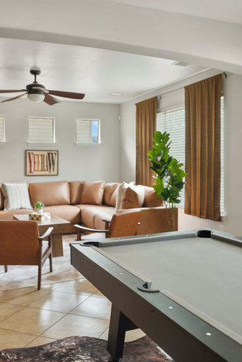 Living area 4, Cozy 5BR Getaway Pool Games Sleeps 18, Travis