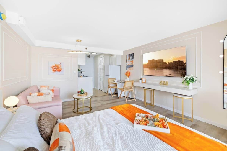 Room 5, @ ML - Bright Waikiki Canal View + Relaxing Breeze, Honolulu