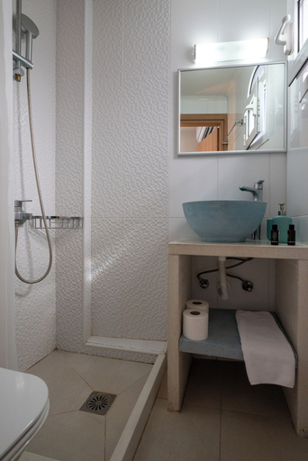 Bathroom 5, Psaras Apartments, Crete