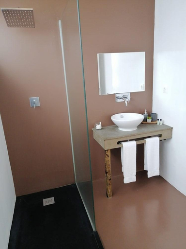 Bathroom 5, São Vicente Lodge, Ponta Delgada
