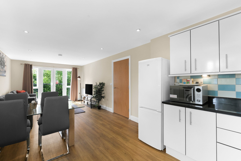 Living area 5, Heathrow Living 2BDR 2BA Apt.12, Surrey
