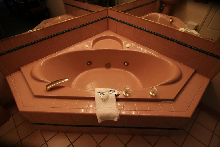 Bathroom 5, Executive Inn Kershaw, Lancaster