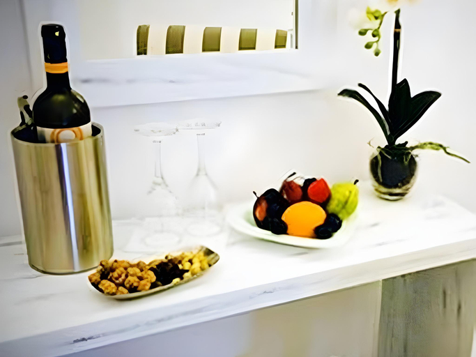 Food & Drinks 5, Central Fira Suites, South Aegean