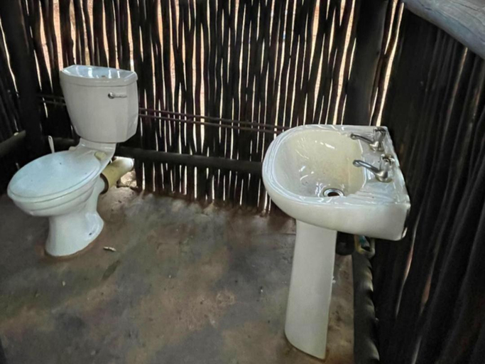 Bathroom 2, Zomoya Game Farm, Waterberg