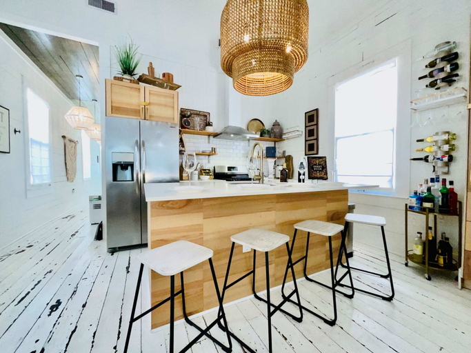 Private kitchen 4, Krewe Cottage - Near Beach & The Strand, Galveston