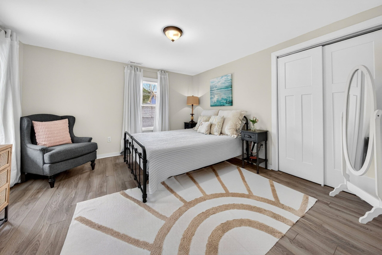 Room 3, Kings On Queen Cottage 2 Bedroom Home, Georgetown