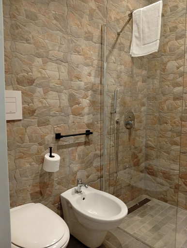 Bathroom 2, Borgo Double V, Napoli