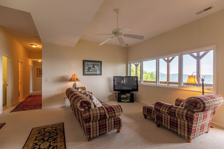 Interior 4, Hangin' Out - Stunning Mountain Views, Garage, Jacuzzi Tub, Watauga