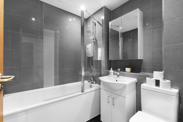 Bathroom 4, Heathrow Living 2BDR 2BA Apt.12, Surrey
