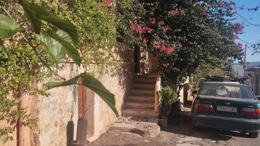 Garden 4, Kamares Boutique Suite in a Restaured Venetian Domain, Crete