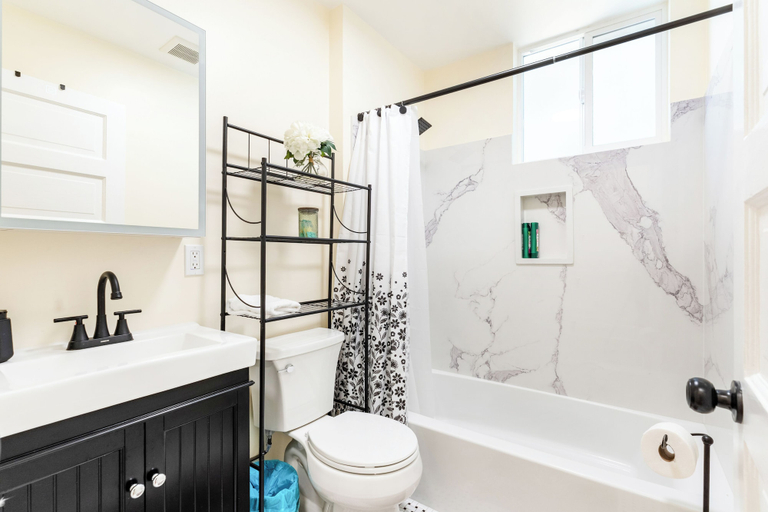 Bathroom 2, Big & Beautiful 6 Bedroom 2.5 Bath, Alameda