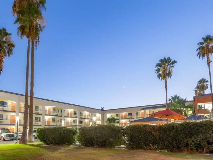 Exterior & Views 2, Super 8 by Wyndham Bakersfield/Central, Kern