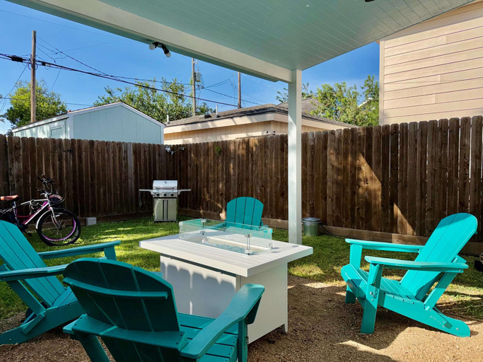 Property grounds 2, Krewe Cottage - Near Beach & The Strand, Galveston