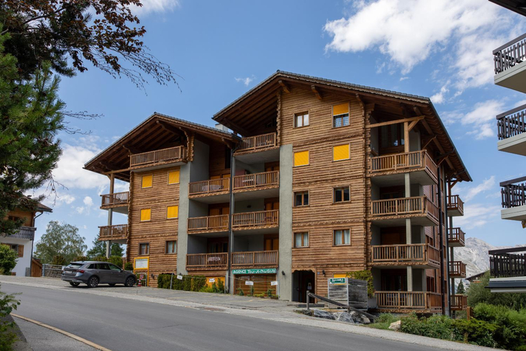 Exterior & Views