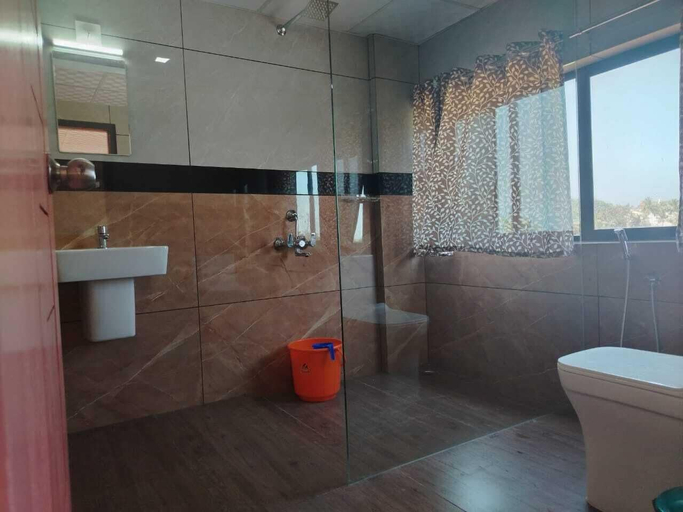 Bathroom 5, Ocean Queen Palace Hotel, Thiruvananthapuram