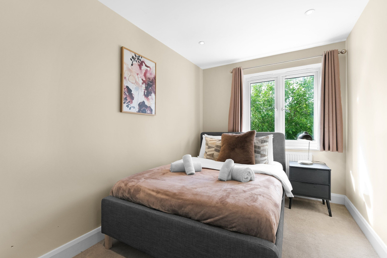 Room 2, Heathrow Living 2BDR 2BA Apt.12, Surrey