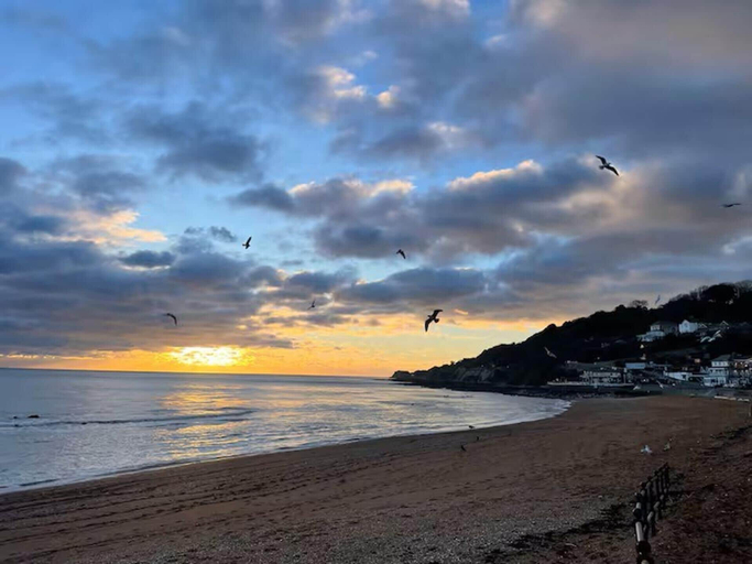 Beach 2, Ventnor 4-bed House, Sleeps 8, Parking & Pets Ok, Isle of Wight