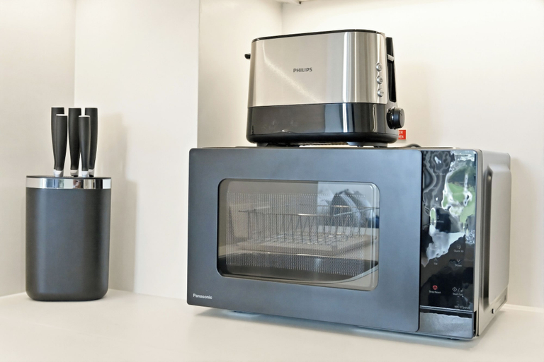 Microwave, Bloomfields Studio Condor Golf Links 18, Dubai