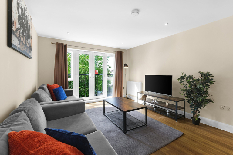 Living area 3, Heathrow Living 2BDR 2BA Apt.12, Surrey