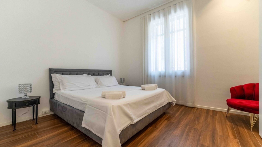 Bedroom 2, Solemar Sicilia - Baciamo le mani, Palermo