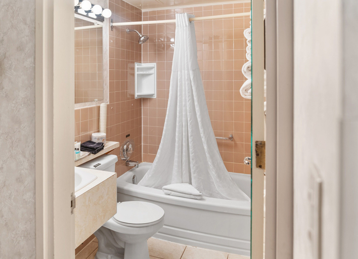 Bathroom 3, Bow View Lodge, Division No. 15