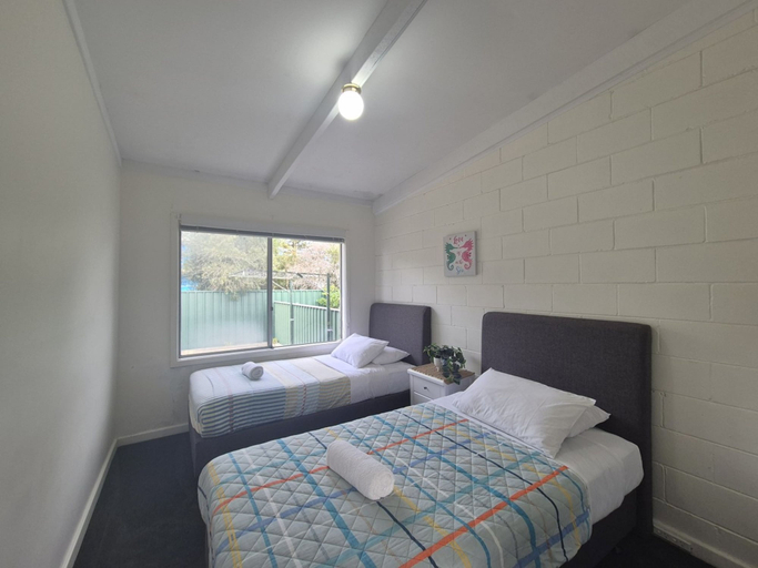 Room 3, Esperance Little Units 4, Esperance