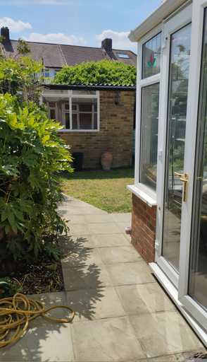 Room 5, Spacious 4BR Stay in Morden Contractors and Group, London