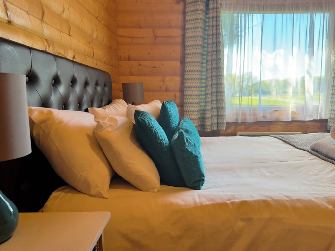 Bedroom 2, Chestnut Meadow Country Park, East Sussex