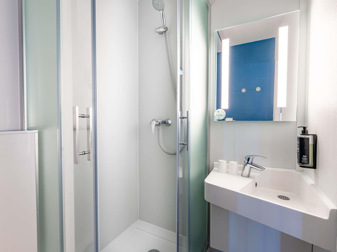 Bathroom 4, ibis budget Chambéry Centre Ville, Savoie