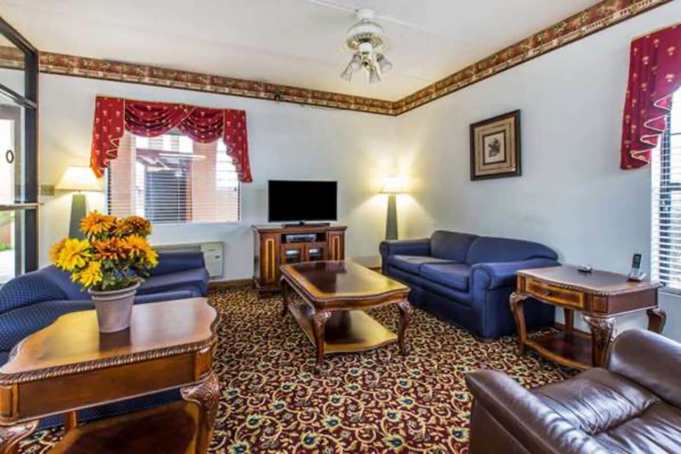 Living area, Econolodge inn and suites, Dougherty