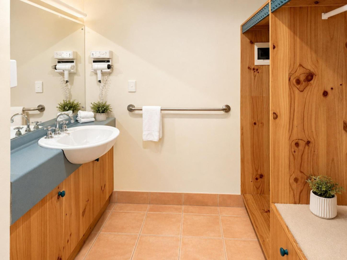 Bathroom 3, Coonawarra Place Motor Inn, Wattle Range - East
