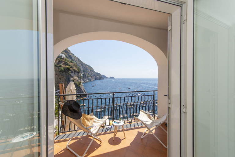 Room 4, Casa Albachiara Waterfront Just Steps From the Beach, Salerno