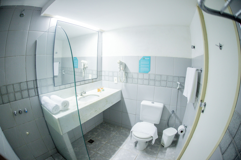 Bathroom, Orange Praia Hotel, ItambaracĂĄ