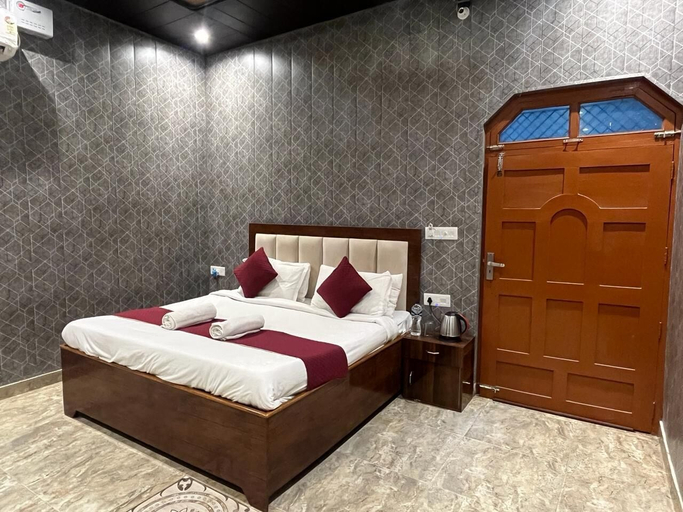 Room 2, Roomshala Shreeji Palace, Faizabad