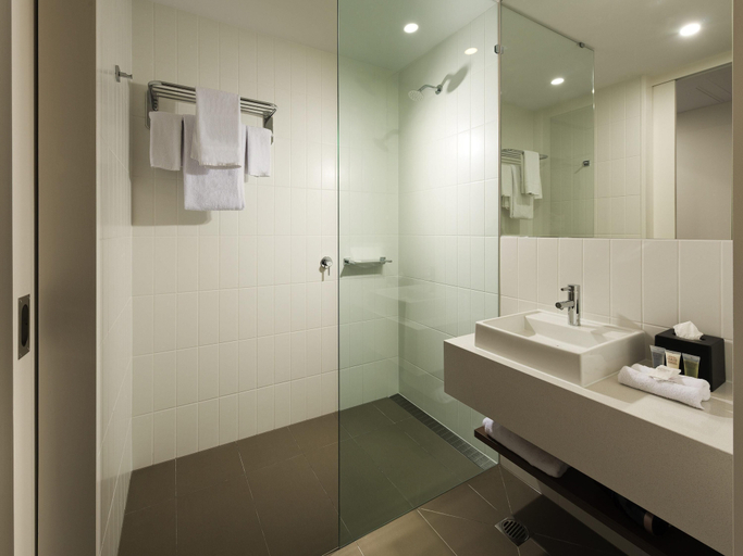Bathroom 4, ibis Brisbane Airport Hotel, Pinkenba-Eagle Farm