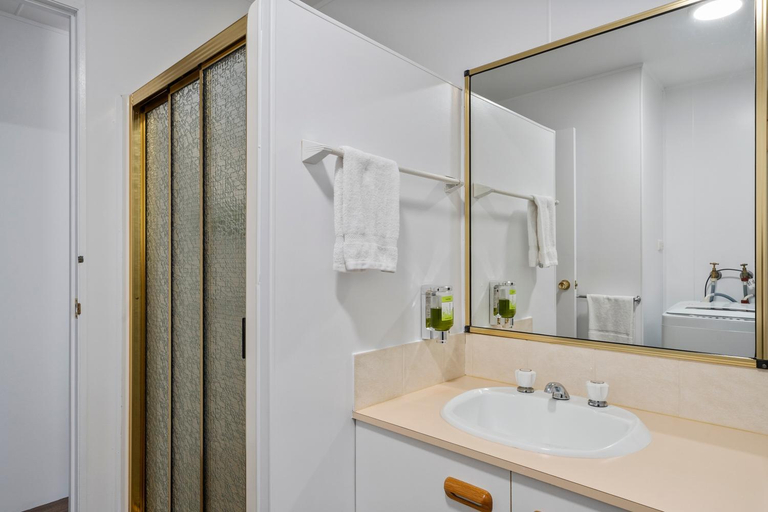 Bathroom 3, Myrtleford Holiday Park, Alpine- West