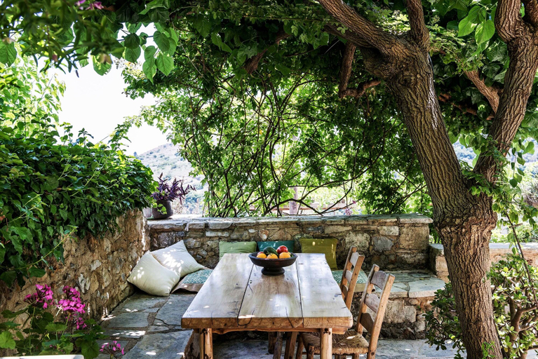 Garden 3, Kamares Boutique Suite in a Restaured Venetian Domain, Crete