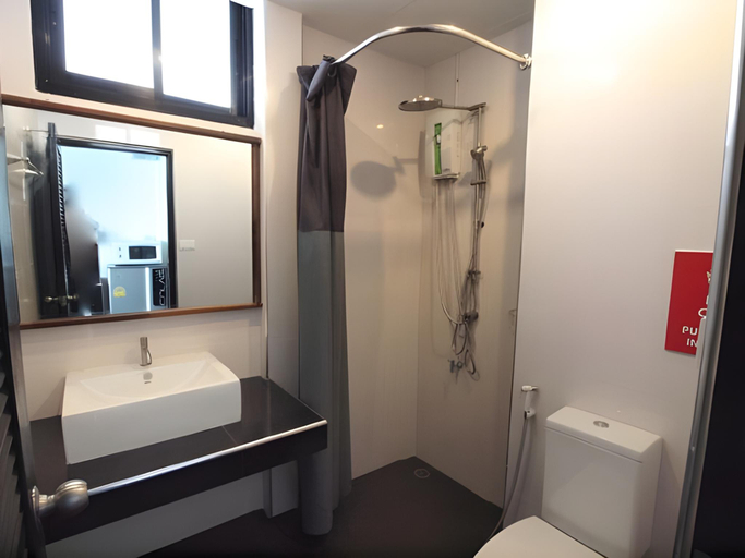 Bathroom 3, Inn CK61, Khlong San