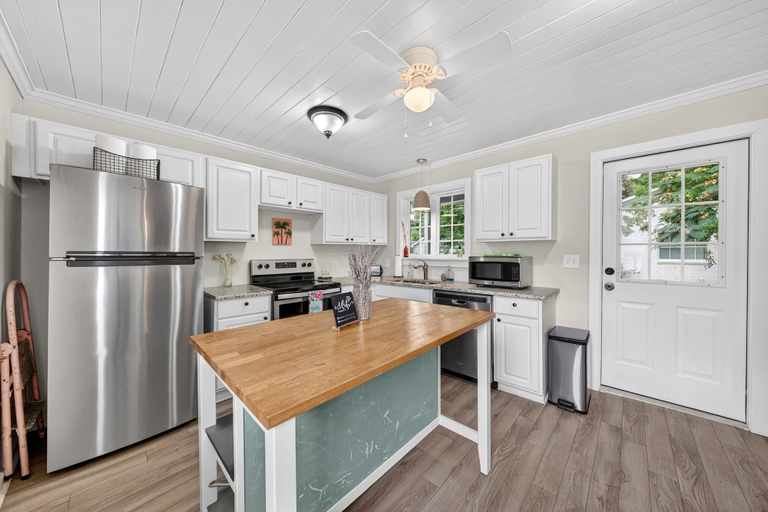 Private kitchen 2, Kings On Queen Cottage 2 Bedroom Home, Georgetown