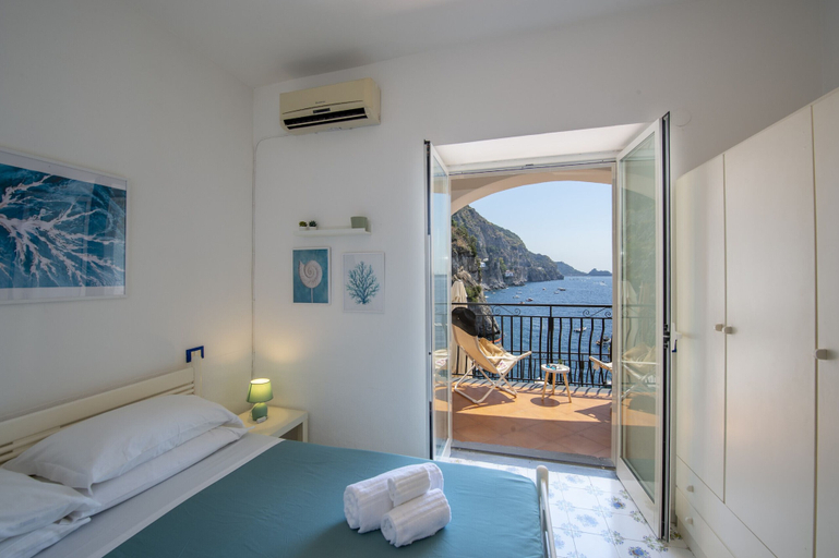 Room 2, Casa Albachiara Waterfront Just Steps From the Beach, Salerno