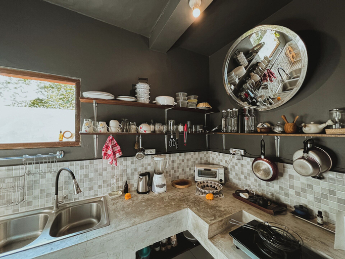 Private kitchen, Brahma 11.11 Penestanan Ubud Apartment, Gianyar