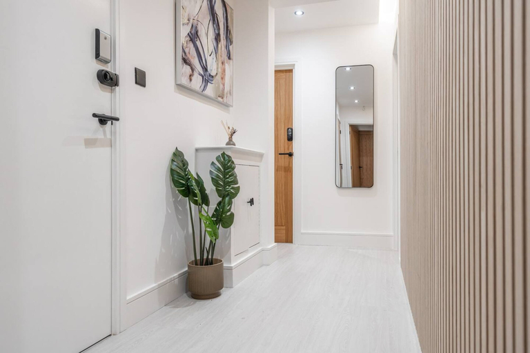 Room 3, Work Desk Private Ensuite Minifridge Parking, Sefton