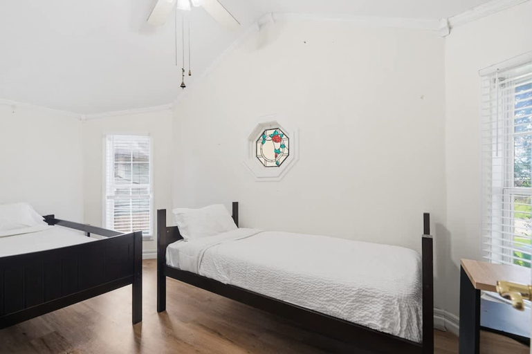 Room 5, The Mariners Lodge, Lafayette