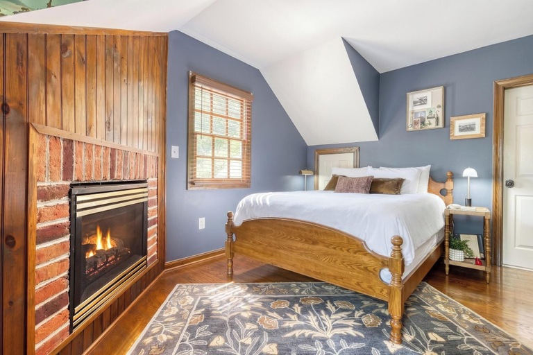 Bedroom 1, Baladerry Inn, Adams