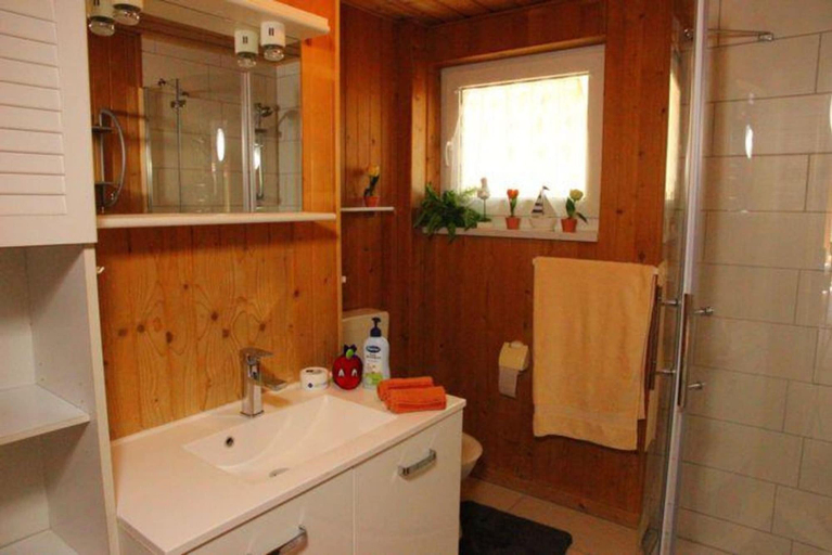 Bathroom 3, Urlaub am Wasser - Doppelbungalow mit Terrasse im Ferienpark Mirow, Mecklenburgische Seenplatte