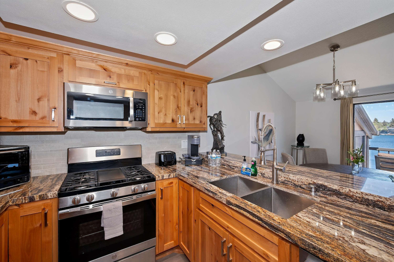 Private kitchen 5, Village Lakefront Paradise, San Bernardino